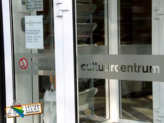 Etched glass folie strook met uitgespaarde teksten